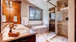 Breck`s Rocky Mountain Lodge - Master King ensuite bath